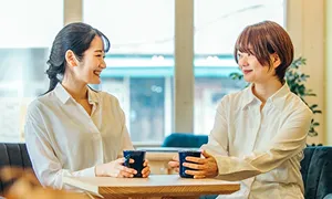 お茶を飲み女性2人