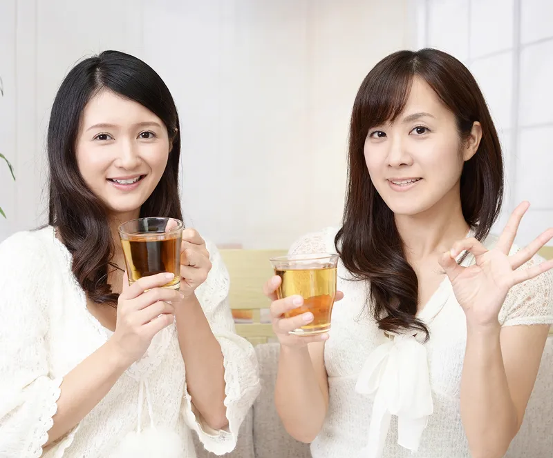 女性２人がお茶を飲む