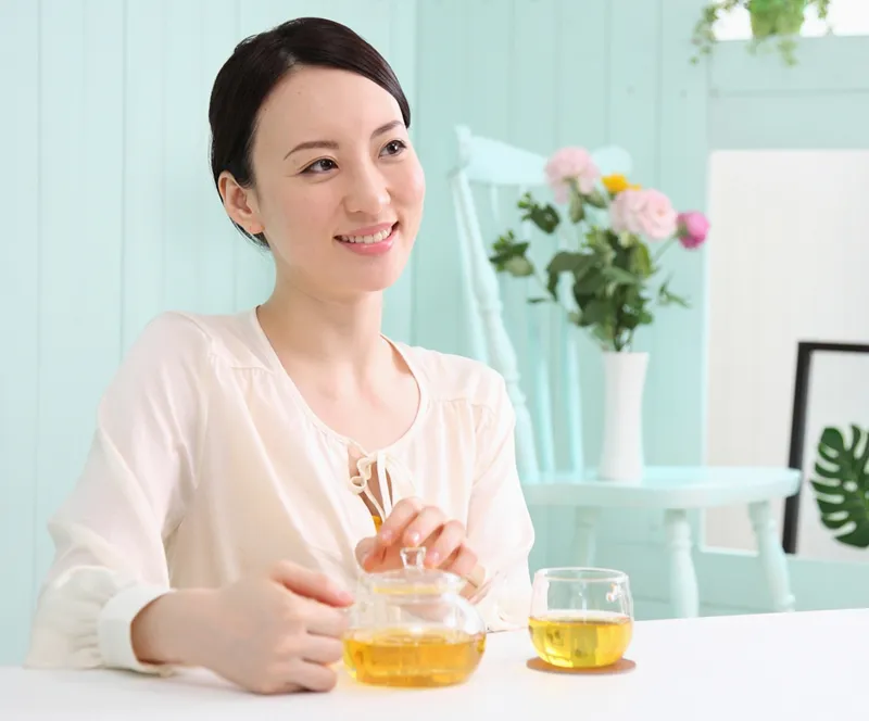 女性がお茶を飲む